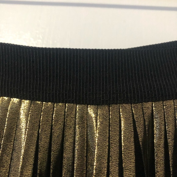 Gold and Black pleated metallic skirt - Picture 5 of 7